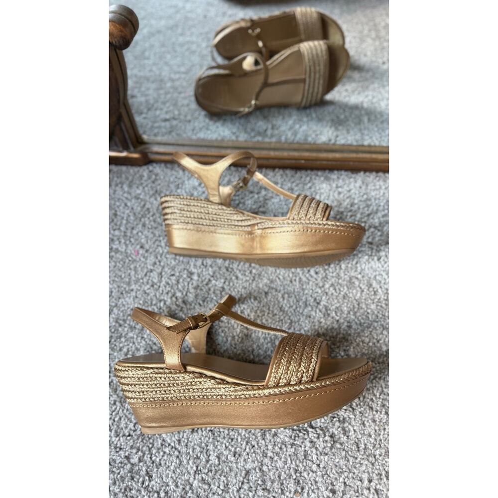 Stunning Stuart Weitzman Gold Espadrille Wedge Sandals Size 8 T-Strap Platform - Picture 2 of 7